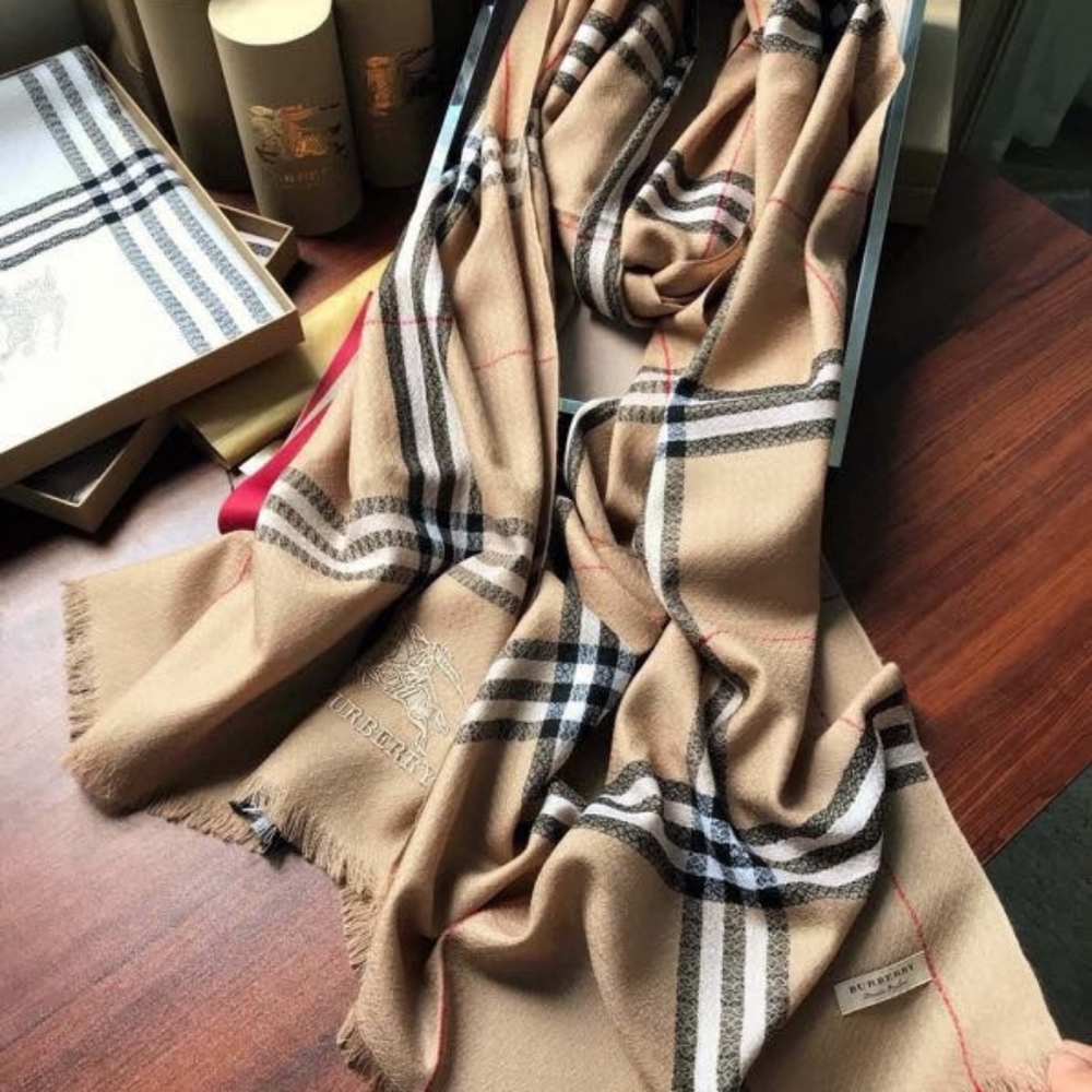 ✨🎊Authentic 💎Burberry scarfs - Picture 5 of 5